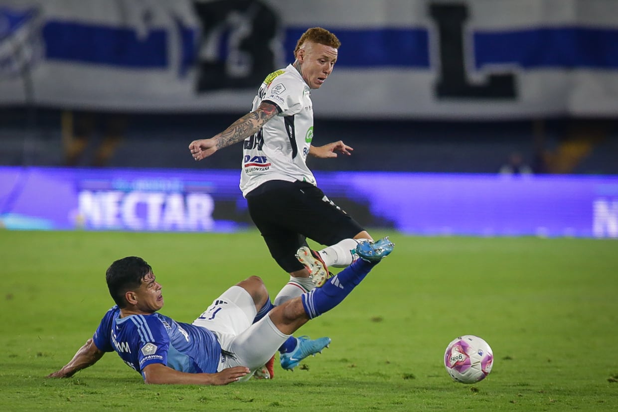 Kevin Tamayo y Jorge Arias, peleando el balón en el partido Millonarios vs. Once Caldas - crédito Cristian Bayona/Colprensa