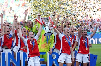 Kim Little y Leah Williamson levantando el trofeo de la Champions para el Arsenal en 2025 (REUTERS/Pedro Nunes)