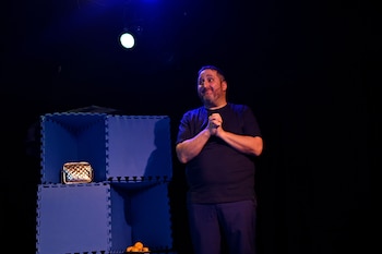 Un artista con expresión jovial