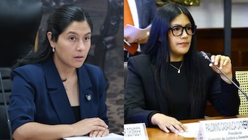 Composición fotográfica de dos mujeres sentadas en un entorno oficial, una con saco azul y otra con anteojos negros ante un micrófono