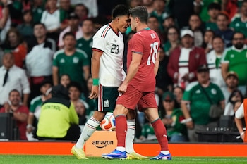 Jesús Gallardo, de la selección de México, discute con Pedro Neto, de Portugal, durante un partido amistoso realizado el sábado 28 de marzo de 2026 en el Estadio Azteca (AP Foto/Fernando Llano)