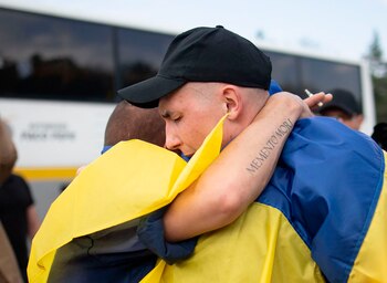 Soldados ucranianos liberados abrazan a