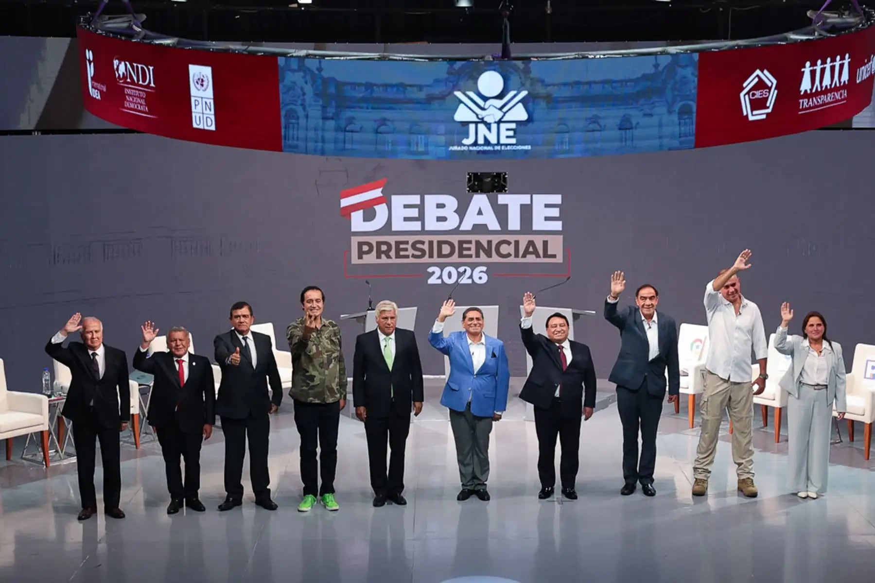 Dificultades en el ingreso de Rafael López Aliaga al recinto. (Andina)