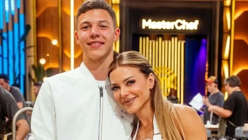 Evangelina Anderson acompañó a su hijo Bastián Demichelis a cumplir uno de sus objetivos: “Ya rindió el examen teórico”