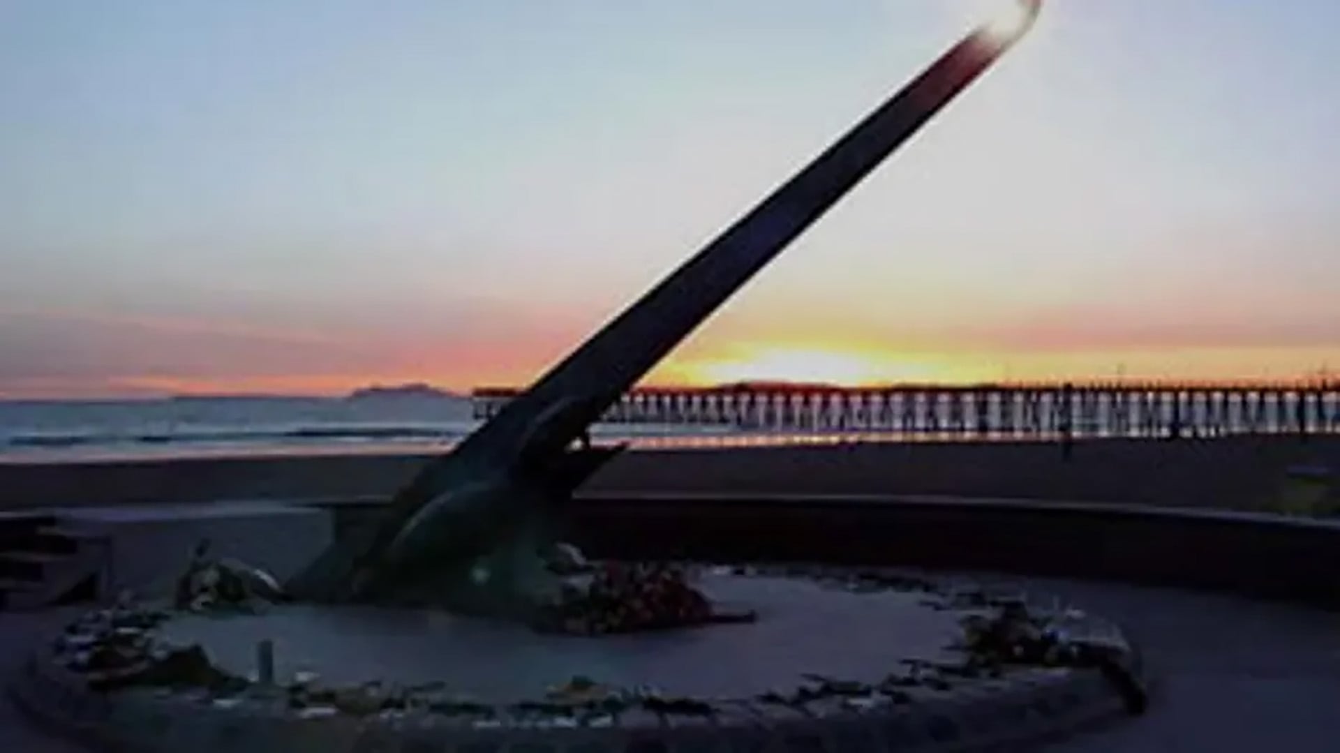 El reloj solar en Port Hueneme rinde homenaje a las víctimas del accidente del vuelo 261 de Alaska Airlines