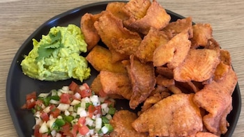 La preparación de chicharrón de