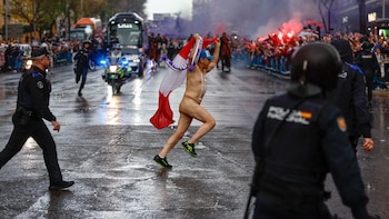 Video: un fanático corrió desnudo adelante del micro del Real Madrid antes del partido ante Bayern Múnich por la Champions