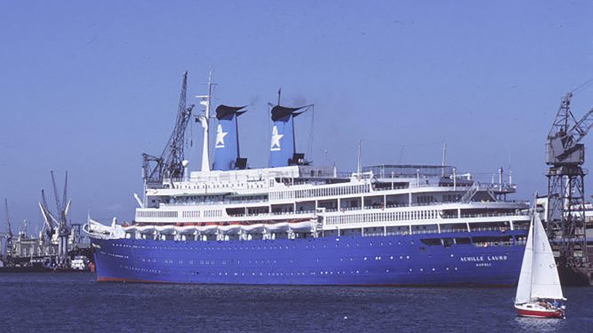 El Achille Lauro en puerto, luciendo su característico casco azul tras la remodelación de los años sesenta