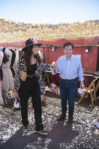 Alexia junto al productor de