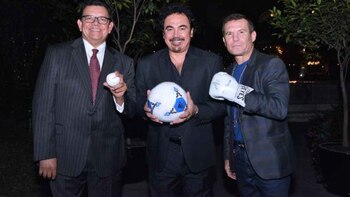 Las tres leyendas presumen la pelota del respectivo deporte en donde conquistaron. (ESPN)