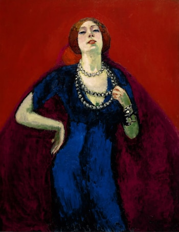 Pintura de una mujer de cabello rojizo con fondo rojo. Lleva un vestido azul y collares de perlas, con el rostro pálido y labios rojos