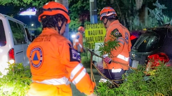 Caídas de rótulos publicitarios y árboles en la carretera hacia el Puerto de La Libertad obstaculizaron el tránsito y requirieron intervención de socorristas. Foto cortesía Protección Civil