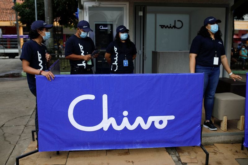 Foto de archivo. Trabajadores esperan a las personas interesadas en el uso de Bitcoin, fuera de un cajero automático de la billetera Chivo, una billetera de Bitcoin que el gobierno salvadoreño está lanzando para el uso de Bitcoin como moneda de curso legal, en San Salvador, El Salvador, 7 de septiembre de 2021. REUTERS/Jose Cabezas