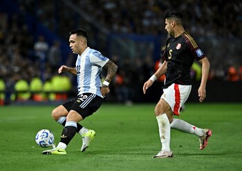 El último partido de Carlos Zambrano con Perú fue ante Argentina en La Bombonera en noviembre de 2024 por las Eliminatorias 2026. - créditos: REUTERS/Rodrigo Valle