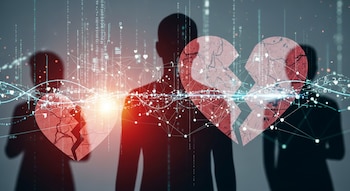Tres siluetas humanas oscuras, tres corazones rojos rotos, y una red de líneas luminosas con puntos y caracteres digitales superpuestos.