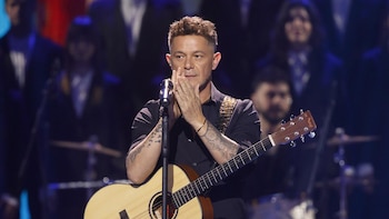 Alejandro Sanz convierte su concierto en Nueva York en una declaración de amor a Stephanie Cayo sobre el escenario