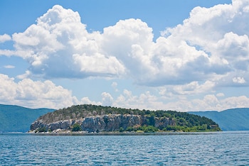 Isla Golem Grad, en el lago Prespa (Macedonia del Norte). (MartinDimitrievski/Wikimedia Commons)