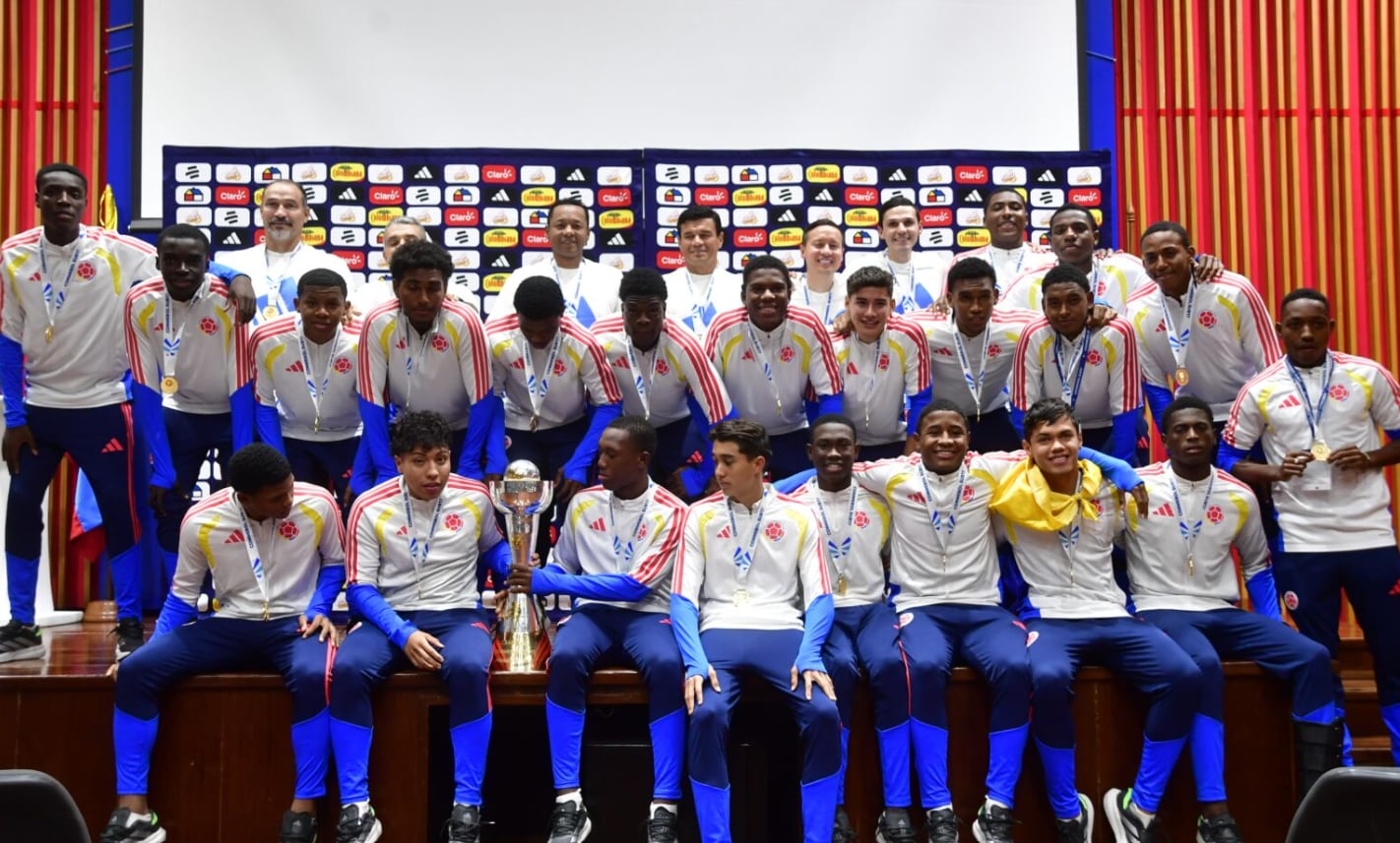 La selección Colombia sub-17 en medio de su presentación a los medios en Bogotá del trofeo del Sudamericano de Paraguay - crédito FCF