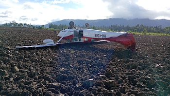 Al lugar del accidente aéreo acudieron unidades de bomberos, ambulancias y agentes de la Policía - crédito Bomberos Cundinamarca
