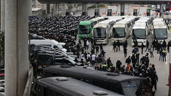 Policía frena avance de normalistas de Ayotzinapa que se unirían a protestas de la CNTE en el Zócalo