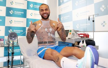 Dani Alves superó la revisión