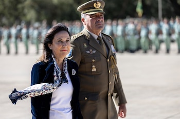 23/10/2026 La ministra de Defensa, Margarita Robles, asiste a la toma de posesión del nuevo comandante general de Melilla, en la Base Alfonso XIII, a 23 de octubre de 2026, en Melilla (España). El General de División Fernando Ruiz Gómez ha tomado posesión de su cargo como comandante general de Melilla relevando al general Luis Cortés Delgado
POLITICA
Ananda Manjón - Europa Press