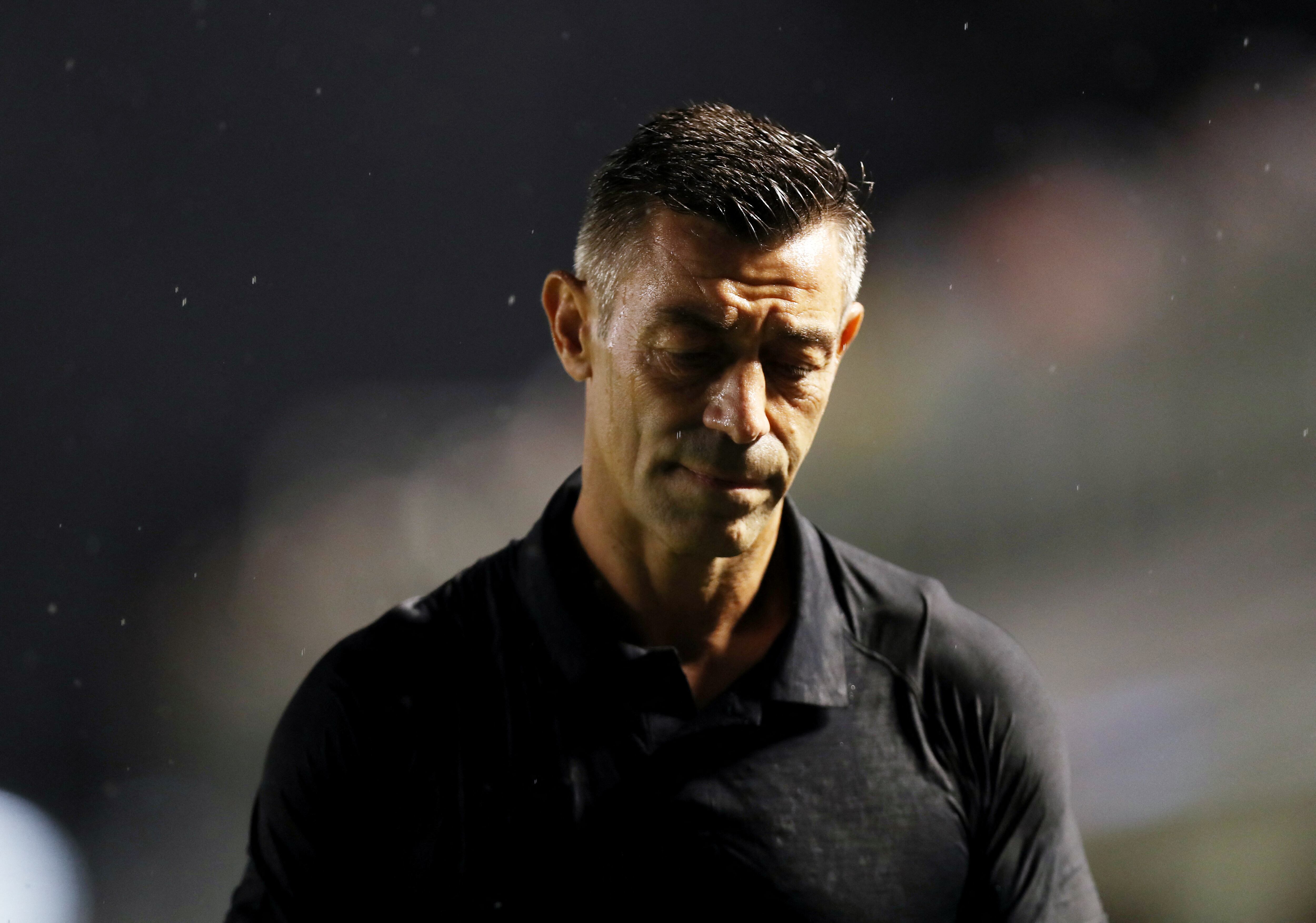 Soccer Football - Paulista Championship - Santos v Sao Paulo - Estadio Vila Belmiro, Santos, Brazil - February 1, 2025 Santos coach Pedro Caixinha REUTERS/Carla Carniel