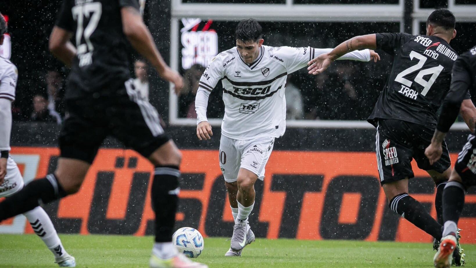 Deportivo Riestra y Platense se enfrentan bajo un diluvio