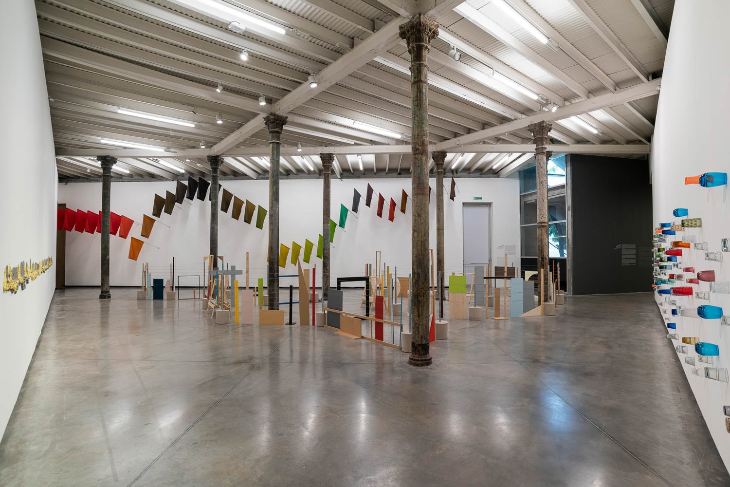 Sala con obras de Amalia Pica, Juane Odriozola, Rivane Neuenschwander y Elena Dahn