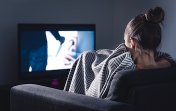 Una persona asustada mientras ve