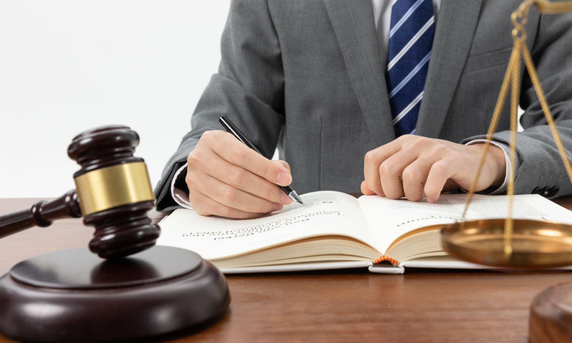 Cada 2 de abril se celebra a los abogados del Perú, profesionales clave en la defensa de derechos y en la construcción del orden democrático. (Freepik)