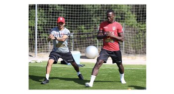 Luis Advíncula entrena de forma