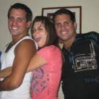 Nataniel Sánchez junto a los