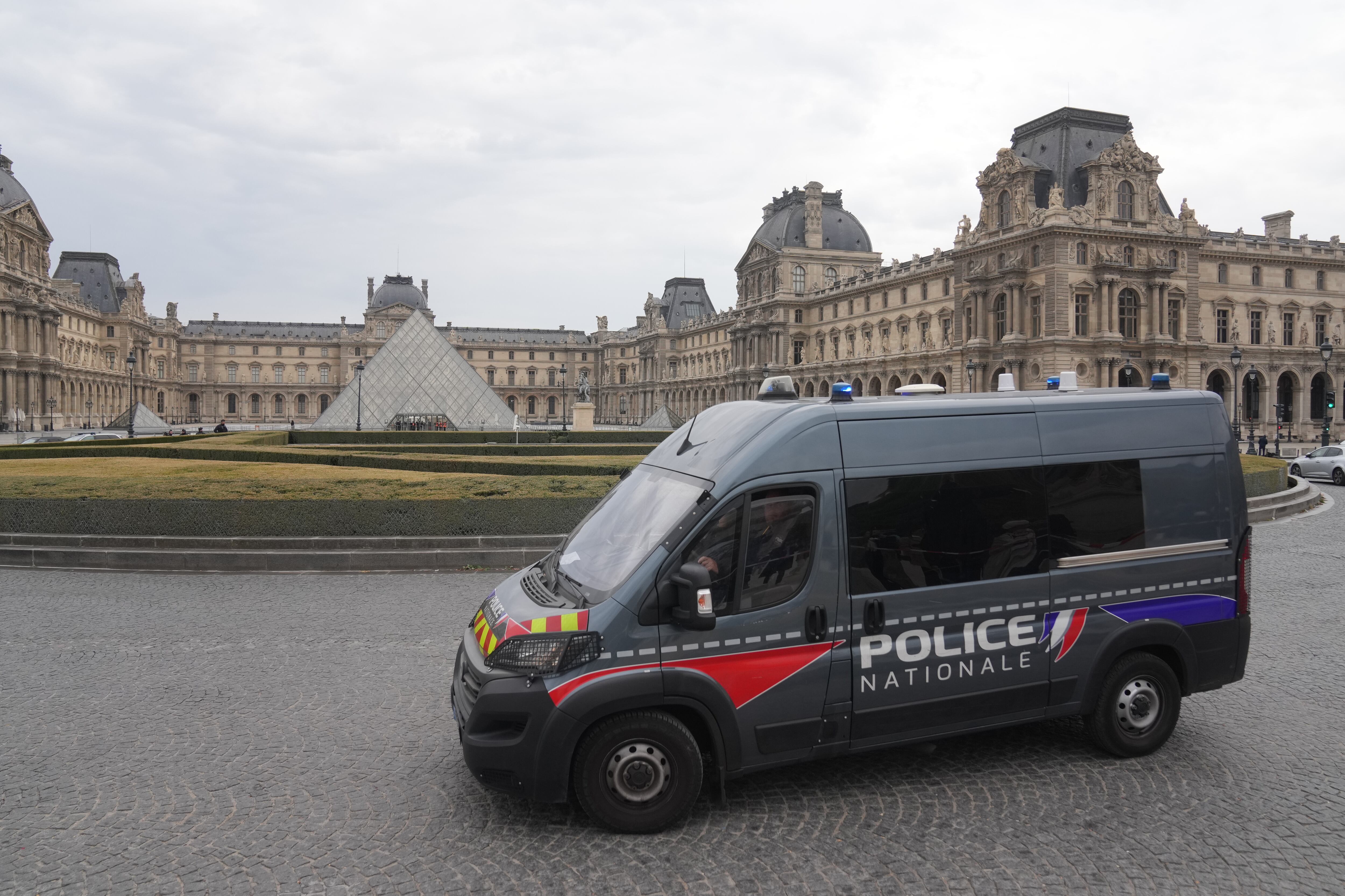 Una camioneta de la policía patrulla el patio del museo del Louvre (AP/Thibault Camus)