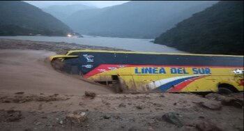 Bus es arrastrado en Apurímac. (Foto: COEN)