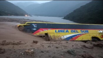 Huaico arrastra con furia bus interprovincial en Apurímac y pasajeros salvan de morir