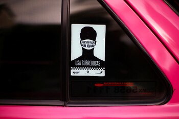 Un adhesivo colocado en la