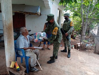 Ejército Mexicano apoya en la distribución despensas Foto: Sedena