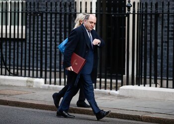 FOTO DE ARCHIVO: Secretario de Defensa británico Ben Wallace camina fuera de Downing Street en Londres, Gran Bretaña 8 de marzo del 2022. REUTERS/Peter Nicholls/File Photo