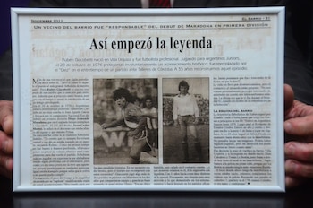 Artículo sobre el rol de Giacobetti en el debut de Maradona que el hoy martillero público atesora en su inmobiliaria