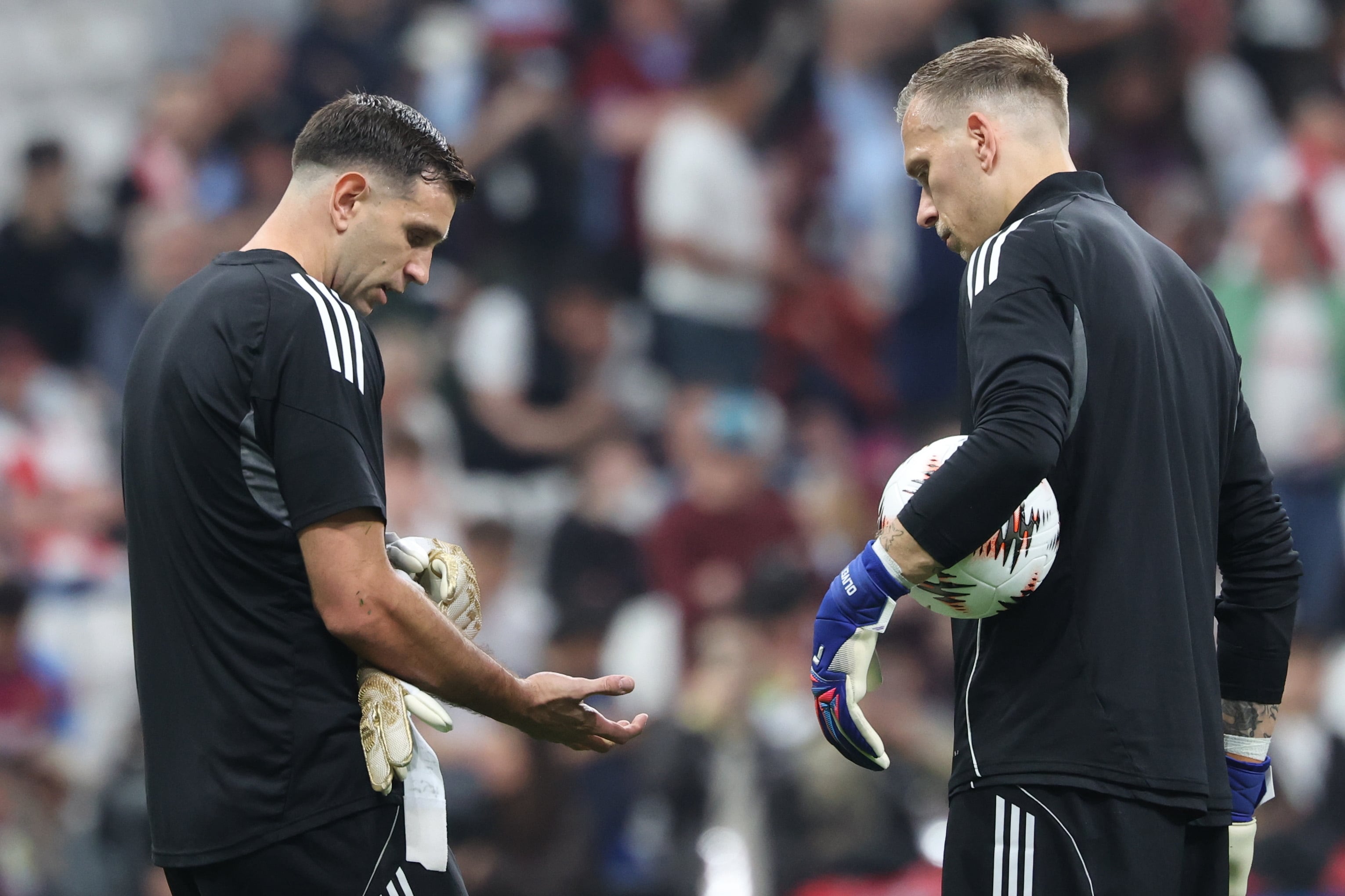 ISTANBUL (Turkey), 20/05/2026.- Goalkeeper Emiliano Martinez (L) of Aston Villa warms up before the UEFA Europa League final between SC Freiburg and Aston Villa in Istanbul, Turkey, 20 May 2026. (Turquía, Estanbul) EFE/EPA/GEORGI LICOVSKI