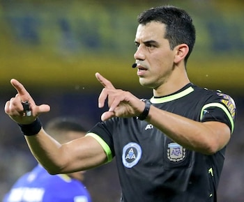 El árbitro argentino Leandro Rey
