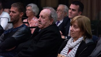 Norberto Ledantes entre su hijo