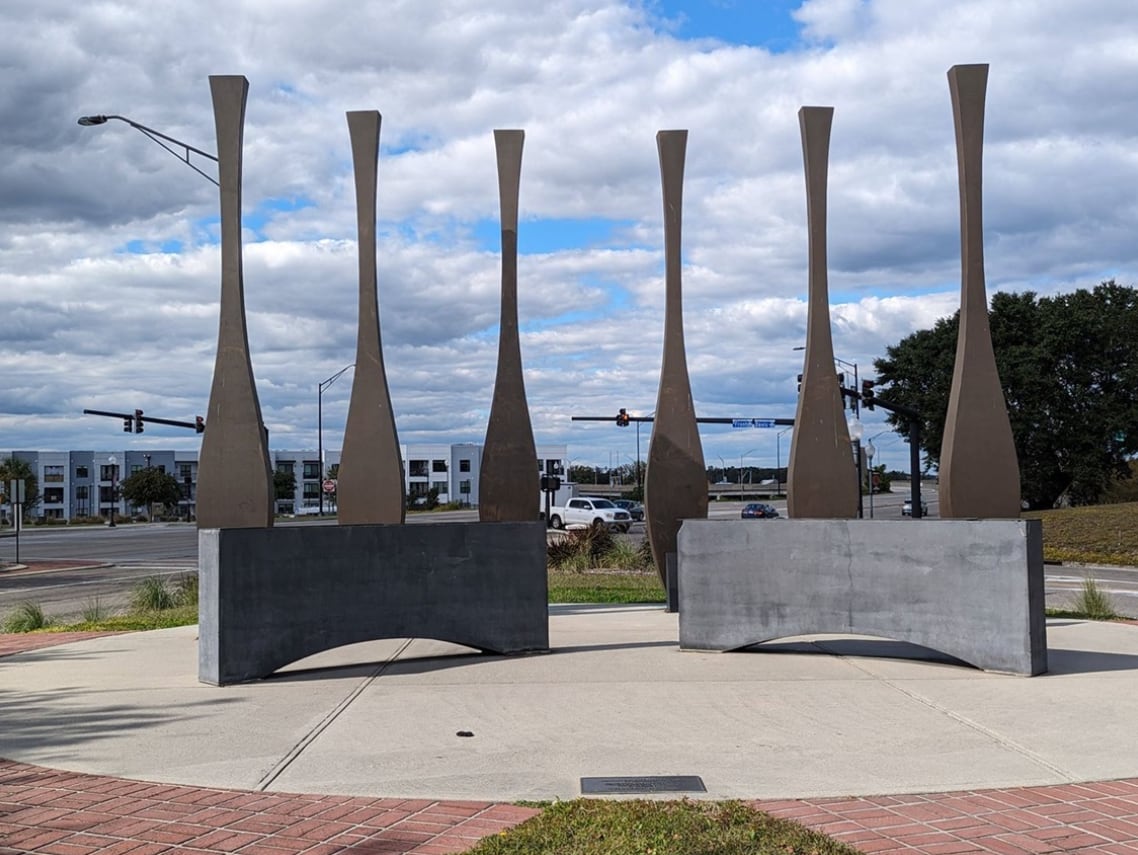 El monumento con seis remos de bronce invita a no olvidar el episodio que transformó la identidad de la ciudad y dejó cicatrices aún visibles (City of Wilmington North Carolina )