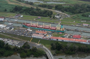 Una vista aérea muestra un buque de carga transitando por las esclusas de Miraflores en el Canal de Panamá, mientras el presidente estadounidense Donald Trump planea recuperar el control del Canal, en Ciudad de Panamá, Panamá, 1 de febrero de 2025. REUTERS/Enea Lebrun