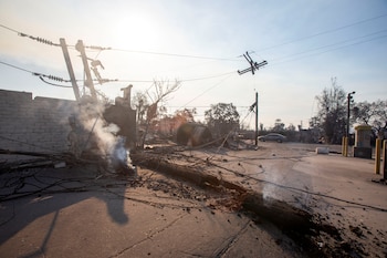 Nuevas pruebas ante la justicia indican que una línea fuera de servicio de Southern California Edison habría provocado el incendio Eaton de enero de 2025 (REUTERS/Ringo Chiu)