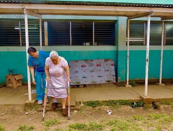 Los pacientes comienzan a caminar y recibir fisioterapia pocas horas después de la cirugía. Operation Walk