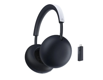 Auriculares inalámbricos negros con diadema blanca y el logotipo de PlayStation junto a un pequeño adaptador USB