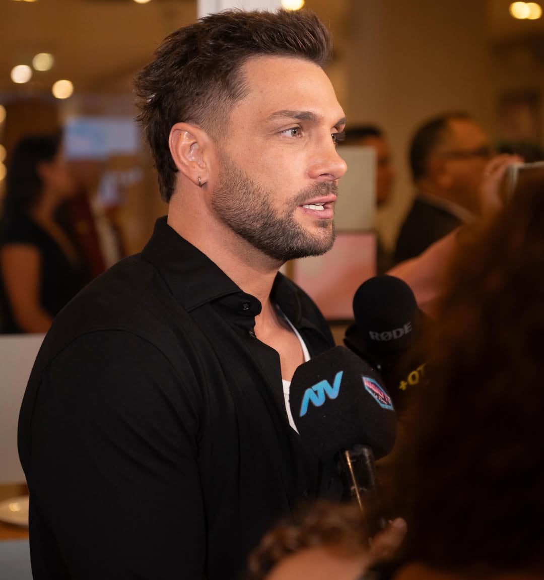 El exchico reality peruano radicado en México revela cómo es salir con una de las influencers más seguidas del país azteca.