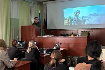 Estudiantes miran un video de reclutamiento en el Instituto de Derecho de Novosibirsk. La campaña abarca al menos 246 universidades en Rusia y territorios ocupados de Ucrania. (Universidad de Derecho de Novosibirsk)